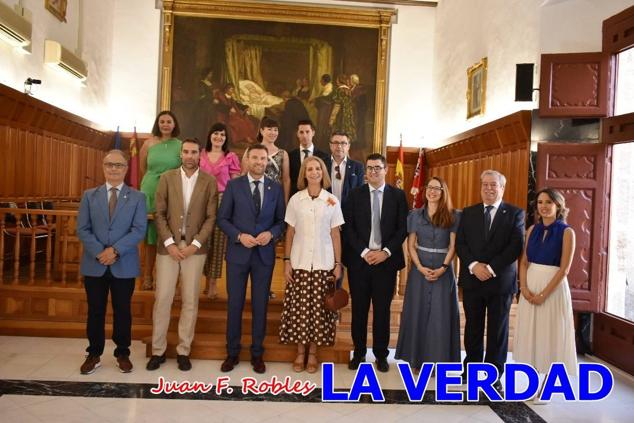 La Infanta Elena fue recibida por el alcalde de Caravaca, José Francisco García, en el Ayuntamiento; saludó a los concejales de la Corporación Municipal y firmó en el libro de honor del consistorio. El regidor caravaqueño entregó a doña Elena una maqueta del castillo-basílica de la Vera Cruz bañada en plata y varios pares de alpargatas de yute fabricadas en una fábrica caravaqueña. La misma que también ha servido este producto artesanal a la Reina Letizia y a Doña Sofía.