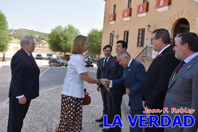 La visita de la Infanta Elena continuó en la Basílica donde saludó a los componentes de la Junta Representativa de la Cofradía de la Vera Cruz; a las puertas del templo saludó al rector de la basílica, Emilio Sánchez; y al vicario episcopal de la zona Caravaca-Mula, David Martínez; participó en un acto jubilar para ganar las indulgencias plenarias, adoró la Sagrada Reliquia y estuvo durante varios minutos a solas en la capilla de la Vera Cruz. 