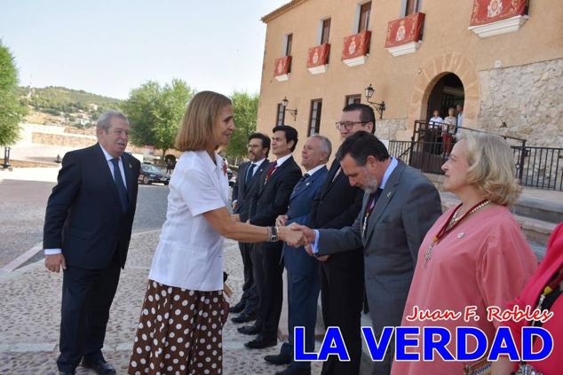 La visita de la Infanta Elena continuó en la Basílica donde saludó a los componentes de la Junta Representativa de la Cofradía de la Vera Cruz; a las puertas del templo saludó al rector de la basílica, Emilio Sánchez; y al vicario episcopal de la zona Caravaca-Mula, David Martínez; participó en un acto jubilar para ganar las indulgencias plenarias, adoró la Sagrada Reliquia y estuvo durante varios minutos a solas en la capilla de la Vera Cruz. 