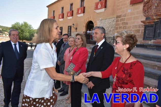 La visita de la Infanta Elena continuó en la Basílica donde saludó a los componentes de la Junta Representativa de la Cofradía de la Vera Cruz; a las puertas del templo saludó al rector de la basílica, Emilio Sánchez; y al vicario episcopal de la zona Caravaca-Mula, David Martínez; participó en un acto jubilar para ganar las indulgencias plenarias, adoró la Sagrada Reliquia y estuvo durante varios minutos a solas en la capilla de la Vera Cruz. 