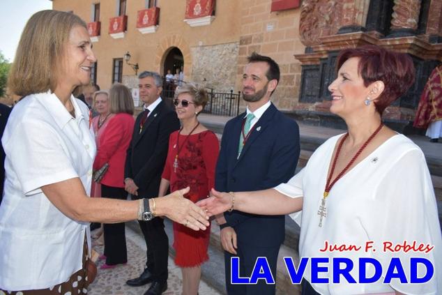 La visita de la Infanta Elena continuó en la Basílica donde saludó a los componentes de la Junta Representativa de la Cofradía de la Vera Cruz; a las puertas del templo saludó al rector de la basílica, Emilio Sánchez; y al vicario episcopal de la zona Caravaca-Mula, David Martínez; participó en un acto jubilar para ganar las indulgencias plenarias, adoró la Sagrada Reliquia y estuvo durante varios minutos a solas en la capilla de la Vera Cruz. 
