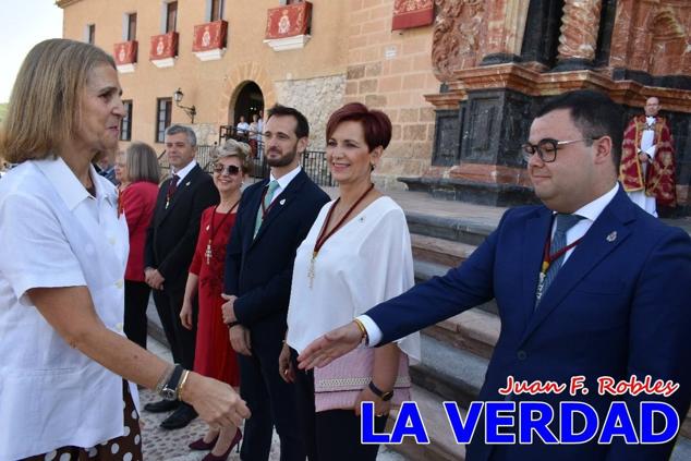 La visita de la Infanta Elena continuó en la Basílica donde saludó a los componentes de la Junta Representativa de la Cofradía de la Vera Cruz; a las puertas del templo saludó al rector de la basílica, Emilio Sánchez; y al vicario episcopal de la zona Caravaca-Mula, David Martínez; participó en un acto jubilar para ganar las indulgencias plenarias, adoró la Sagrada Reliquia y estuvo durante varios minutos a solas en la capilla de la Vera Cruz. 