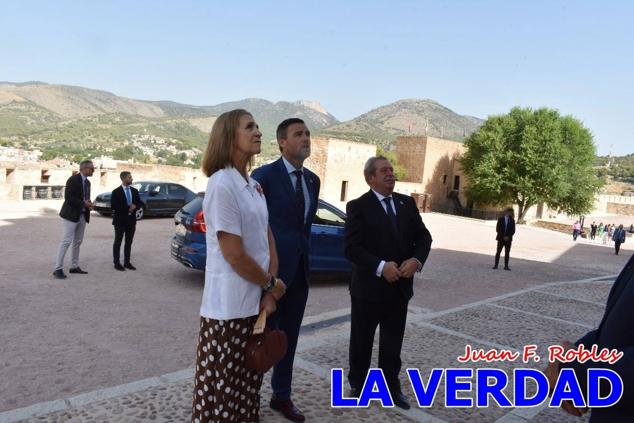 La visita de la Infanta Elena continuó en la Basílica donde saludó a los componentes de la Junta Representativa de la Cofradía de la Vera Cruz; a las puertas del templo saludó al rector de la basílica, Emilio Sánchez; y al vicario episcopal de la zona Caravaca-Mula, David Martínez; participó en un acto jubilar para ganar las indulgencias plenarias, adoró la Sagrada Reliquia y estuvo durante varios minutos a solas en la capilla de la Vera Cruz. 