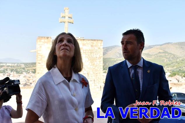 La visita de la Infanta Elena continuó en la Basílica donde saludó a los componentes de la Junta Representativa de la Cofradía de la Vera Cruz; a las puertas del templo saludó al rector de la basílica, Emilio Sánchez; y al vicario episcopal de la zona Caravaca-Mula, David Martínez; participó en un acto jubilar para ganar las indulgencias plenarias, adoró la Sagrada Reliquia y estuvo durante varios minutos a solas en la capilla de la Vera Cruz. 