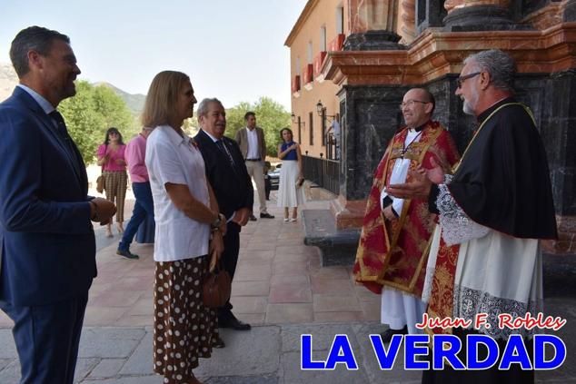 La visita de la Infanta Elena continuó en la Basílica donde saludó a los componentes de la Junta Representativa de la Cofradía de la Vera Cruz; a las puertas del templo saludó al rector de la basílica, Emilio Sánchez; y al vicario episcopal de la zona Caravaca-Mula, David Martínez; participó en un acto jubilar para ganar las indulgencias plenarias, adoró la Sagrada Reliquia y estuvo durante varios minutos a solas en la capilla de la Vera Cruz. 