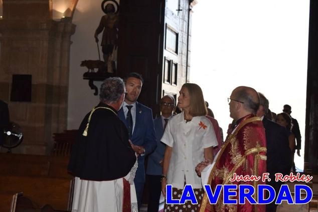 La visita de la Infanta Elena continuó en la Basílica donde saludó a los componentes de la Junta Representativa de la Cofradía de la Vera Cruz; a las puertas del templo saludó al rector de la basílica, Emilio Sánchez; y al vicario episcopal de la zona Caravaca-Mula, David Martínez; participó en un acto jubilar para ganar las indulgencias plenarias, adoró la Sagrada Reliquia y estuvo durante varios minutos a solas en la capilla de la Vera Cruz. 