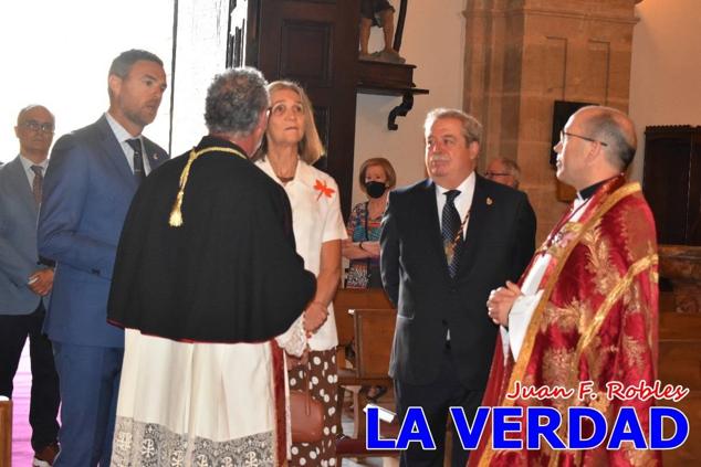 La visita de la Infanta Elena continuó en la Basílica donde saludó a los componentes de la Junta Representativa de la Cofradía de la Vera Cruz; a las puertas del templo saludó al rector de la basílica, Emilio Sánchez; y al vicario episcopal de la zona Caravaca-Mula, David Martínez; participó en un acto jubilar para ganar las indulgencias plenarias, adoró la Sagrada Reliquia y estuvo durante varios minutos a solas en la capilla de la Vera Cruz. 