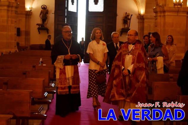 La visita de la Infanta Elena continuó en la Basílica donde saludó a los componentes de la Junta Representativa de la Cofradía de la Vera Cruz; a las puertas del templo saludó al rector de la basílica, Emilio Sánchez; y al vicario episcopal de la zona Caravaca-Mula, David Martínez; participó en un acto jubilar para ganar las indulgencias plenarias, adoró la Sagrada Reliquia y estuvo durante varios minutos a solas en la capilla de la Vera Cruz. 