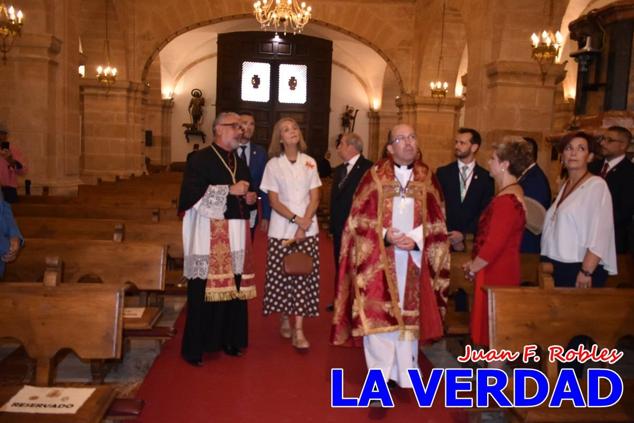 La visita de la Infanta Elena continuó en la Basílica donde saludó a los componentes de la Junta Representativa de la Cofradía de la Vera Cruz; a las puertas del templo saludó al rector de la basílica, Emilio Sánchez; y al vicario episcopal de la zona Caravaca-Mula, David Martínez; participó en un acto jubilar para ganar las indulgencias plenarias, adoró la Sagrada Reliquia y estuvo durante varios minutos a solas en la capilla de la Vera Cruz. 