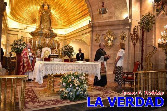 La visita de la Infanta Elena continuó en la Basílica donde saludó a los componentes de la Junta Representativa de la Cofradía de la Vera Cruz; a las puertas del templo saludó al rector de la basílica, Emilio Sánchez; y al vicario episcopal de la zona Caravaca-Mula, David Martínez; participó en un acto jubilar para ganar las indulgencias plenarias, adoró la Sagrada Reliquia y estuvo durante varios minutos a solas en la capilla de la Vera Cruz. 