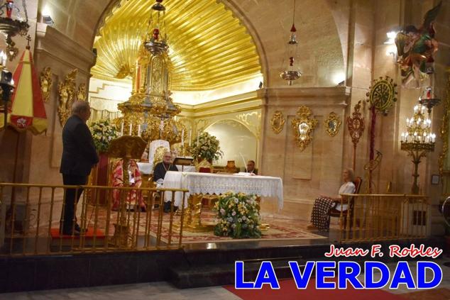 La visita de la Infanta Elena continuó en la Basílica donde saludó a los componentes de la Junta Representativa de la Cofradía de la Vera Cruz; a las puertas del templo saludó al rector de la basílica, Emilio Sánchez; y al vicario episcopal de la zona Caravaca-Mula, David Martínez; participó en un acto jubilar para ganar las indulgencias plenarias, adoró la Sagrada Reliquia y estuvo durante varios minutos a solas en la capilla de la Vera Cruz. 