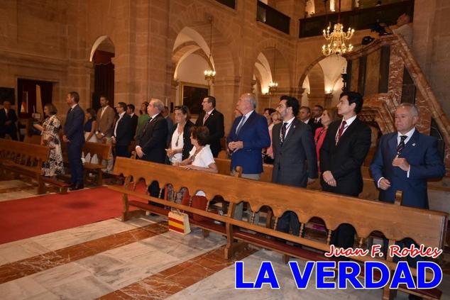La visita de la Infanta Elena continuó en la Basílica donde saludó a los componentes de la Junta Representativa de la Cofradía de la Vera Cruz; a las puertas del templo saludó al rector de la basílica, Emilio Sánchez; y al vicario episcopal de la zona Caravaca-Mula, David Martínez; participó en un acto jubilar para ganar las indulgencias plenarias, adoró la Sagrada Reliquia y estuvo durante varios minutos a solas en la capilla de la Vera Cruz. 