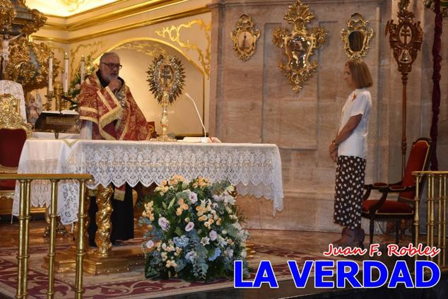 La visita de la Infanta Elena continuó en la Basílica donde saludó a los componentes de la Junta Representativa de la Cofradía de la Vera Cruz; a las puertas del templo saludó al rector de la basílica, Emilio Sánchez; y al vicario episcopal de la zona Caravaca-Mula, David Martínez; participó en un acto jubilar para ganar las indulgencias plenarias, adoró la Sagrada Reliquia y estuvo durante varios minutos a solas en la capilla de la Vera Cruz. 