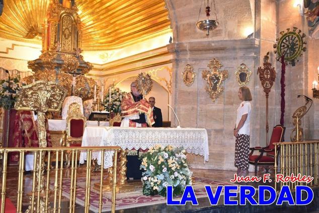 La visita de la Infanta Elena continuó en la Basílica donde saludó a los componentes de la Junta Representativa de la Cofradía de la Vera Cruz; a las puertas del templo saludó al rector de la basílica, Emilio Sánchez; y al vicario episcopal de la zona Caravaca-Mula, David Martínez; participó en un acto jubilar para ganar las indulgencias plenarias, adoró la Sagrada Reliquia y estuvo durante varios minutos a solas en la capilla de la Vera Cruz. 