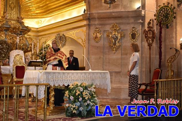 La visita de la Infanta Elena continuó en la Basílica donde saludó a los componentes de la Junta Representativa de la Cofradía de la Vera Cruz; a las puertas del templo saludó al rector de la basílica, Emilio Sánchez; y al vicario episcopal de la zona Caravaca-Mula, David Martínez; participó en un acto jubilar para ganar las indulgencias plenarias, adoró la Sagrada Reliquia y estuvo durante varios minutos a solas en la capilla de la Vera Cruz. 