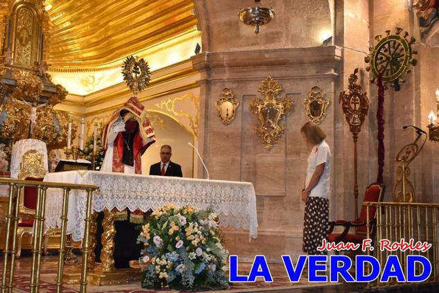 La visita de la Infanta Elena continuó en la Basílica donde saludó a los componentes de la Junta Representativa de la Cofradía de la Vera Cruz; a las puertas del templo saludó al rector de la basílica, Emilio Sánchez; y al vicario episcopal de la zona Caravaca-Mula, David Martínez; participó en un acto jubilar para ganar las indulgencias plenarias, adoró la Sagrada Reliquia y estuvo durante varios minutos a solas en la capilla de la Vera Cruz. 