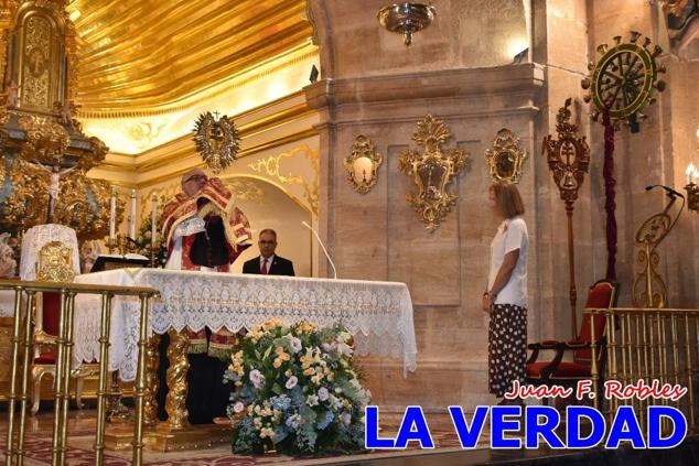 La visita de la Infanta Elena continuó en la Basílica donde saludó a los componentes de la Junta Representativa de la Cofradía de la Vera Cruz; a las puertas del templo saludó al rector de la basílica, Emilio Sánchez; y al vicario episcopal de la zona Caravaca-Mula, David Martínez; participó en un acto jubilar para ganar las indulgencias plenarias, adoró la Sagrada Reliquia y estuvo durante varios minutos a solas en la capilla de la Vera Cruz. 
