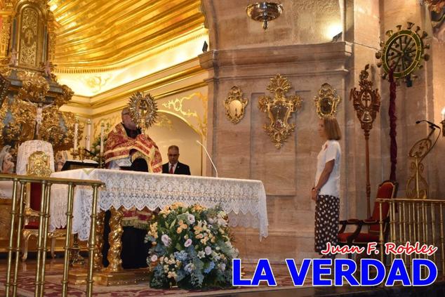 La visita de la Infanta Elena continuó en la Basílica donde saludó a los componentes de la Junta Representativa de la Cofradía de la Vera Cruz; a las puertas del templo saludó al rector de la basílica, Emilio Sánchez; y al vicario episcopal de la zona Caravaca-Mula, David Martínez; participó en un acto jubilar para ganar las indulgencias plenarias, adoró la Sagrada Reliquia y estuvo durante varios minutos a solas en la capilla de la Vera Cruz. 