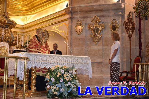 La visita de la Infanta Elena continuó en la Basílica donde saludó a los componentes de la Junta Representativa de la Cofradía de la Vera Cruz; a las puertas del templo saludó al rector de la basílica, Emilio Sánchez; y al vicario episcopal de la zona Caravaca-Mula, David Martínez; participó en un acto jubilar para ganar las indulgencias plenarias, adoró la Sagrada Reliquia y estuvo durante varios minutos a solas en la capilla de la Vera Cruz. 