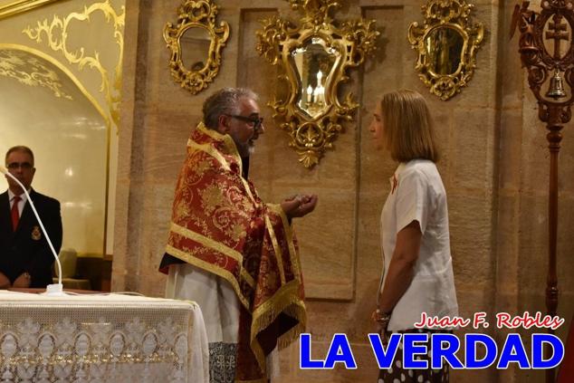 La visita de la Infanta Elena continuó en la Basílica donde saludó a los componentes de la Junta Representativa de la Cofradía de la Vera Cruz; a las puertas del templo saludó al rector de la basílica, Emilio Sánchez; y al vicario episcopal de la zona Caravaca-Mula, David Martínez; participó en un acto jubilar para ganar las indulgencias plenarias, adoró la Sagrada Reliquia y estuvo durante varios minutos a solas en la capilla de la Vera Cruz. 