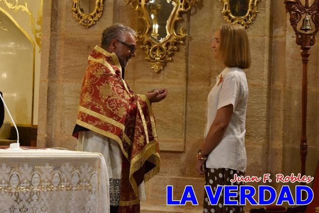 La visita de la Infanta Elena continuó en la Basílica donde saludó a los componentes de la Junta Representativa de la Cofradía de la Vera Cruz; a las puertas del templo saludó al rector de la basílica, Emilio Sánchez; y al vicario episcopal de la zona Caravaca-Mula, David Martínez; participó en un acto jubilar para ganar las indulgencias plenarias, adoró la Sagrada Reliquia y estuvo durante varios minutos a solas en la capilla de la Vera Cruz. 