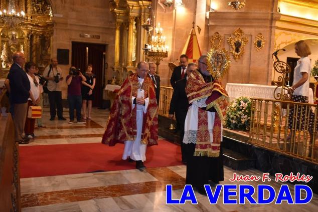 La visita de la Infanta Elena continuó en la Basílica donde saludó a los componentes de la Junta Representativa de la Cofradía de la Vera Cruz; a las puertas del templo saludó al rector de la basílica, Emilio Sánchez; y al vicario episcopal de la zona Caravaca-Mula, David Martínez; participó en un acto jubilar para ganar las indulgencias plenarias, adoró la Sagrada Reliquia y estuvo durante varios minutos a solas en la capilla de la Vera Cruz. 