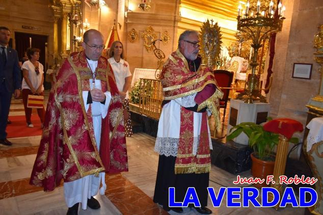 La visita de la Infanta Elena continuó en la Basílica donde saludó a los componentes de la Junta Representativa de la Cofradía de la Vera Cruz; a las puertas del templo saludó al rector de la basílica, Emilio Sánchez; y al vicario episcopal de la zona Caravaca-Mula, David Martínez; participó en un acto jubilar para ganar las indulgencias plenarias, adoró la Sagrada Reliquia y estuvo durante varios minutos a solas en la capilla de la Vera Cruz. 