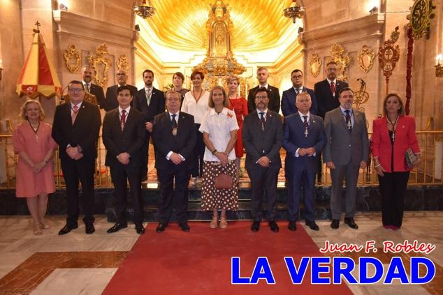 La visita de la Infanta Elena continuó en la Basílica donde saludó a los componentes de la Junta Representativa de la Cofradía de la Vera Cruz; a las puertas del templo saludó al rector de la basílica, Emilio Sánchez; y al vicario episcopal de la zona Caravaca-Mula, David Martínez; participó en un acto jubilar para ganar las indulgencias plenarias, adoró la Sagrada Reliquia y estuvo durante varios minutos a solas en la capilla de la Vera Cruz. 