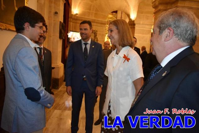 La visita de la Infanta Elena continuó en la Basílica donde saludó a los componentes de la Junta Representativa de la Cofradía de la Vera Cruz; a las puertas del templo saludó al rector de la basílica, Emilio Sánchez; y al vicario episcopal de la zona Caravaca-Mula, David Martínez; participó en un acto jubilar para ganar las indulgencias plenarias, adoró la Sagrada Reliquia y estuvo durante varios minutos a solas en la capilla de la Vera Cruz. 