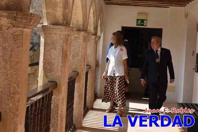 En la Torre Chacona, la Infanta Elena firmó en el libro de honor de la Cofradía y el hermano mayor, Luis Melgarejo, le hizo entrega de una réplica de la Cruz de Caravaca. Visitó las estancias del Museo de la Vera Cruz y subió hasta la Capilla de los Conjuros para ver la ciudad desde la zona más alta de la basílica. 
