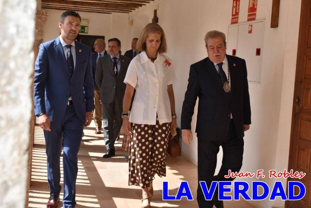 En la Torre Chacona, la Infanta Elena firmó en el libro de honor de la Cofradía y el hermano mayor, Luis Melgarejo, le hizo entrega de una réplica de la Cruz de Caravaca. Visitó las estancias del Museo de la Vera Cruz y subió hasta la Capilla de los Conjuros para ver la ciudad desde la zona más alta de la basílica. 