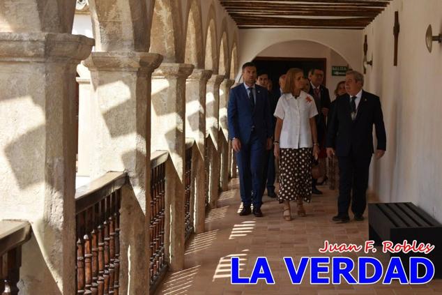 En la Torre Chacona, la Infanta Elena firmó en el libro de honor de la Cofradía y el hermano mayor, Luis Melgarejo, le hizo entrega de una réplica de la Cruz de Caravaca. Visitó las estancias del Museo de la Vera Cruz y subió hasta la Capilla de los Conjuros para ver la ciudad desde la zona más alta de la basílica. 