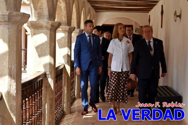 En la Torre Chacona, la Infanta Elena firmó en el libro de honor de la Cofradía y el hermano mayor, Luis Melgarejo, le hizo entrega de una réplica de la Cruz de Caravaca. Visitó las estancias del Museo de la Vera Cruz y subió hasta la Capilla de los Conjuros para ver la ciudad desde la zona más alta de la basílica. 