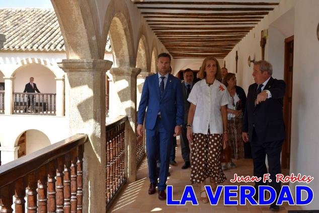 En la Torre Chacona, la Infanta Elena firmó en el libro de honor de la Cofradía y el hermano mayor, Luis Melgarejo, le hizo entrega de una réplica de la Cruz de Caravaca. Visitó las estancias del Museo de la Vera Cruz y subió hasta la Capilla de los Conjuros para ver la ciudad desde la zona más alta de la basílica. 