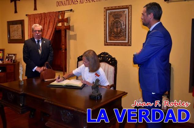 En la Torre Chacona, la Infanta Elena firmó en el libro de honor de la Cofradía y el hermano mayor, Luis Melgarejo, le hizo entrega de una réplica de la Cruz de Caravaca. Visitó las estancias del Museo de la Vera Cruz y subió hasta la Capilla de los Conjuros para ver la ciudad desde la zona más alta de la basílica. 