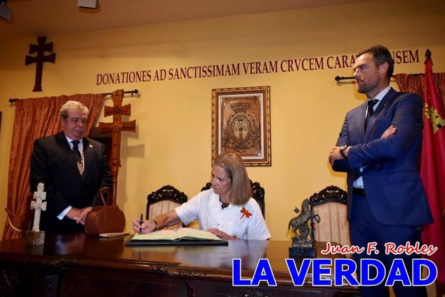 En la Torre Chacona, la Infanta Elena firmó en el libro de honor de la Cofradía y el hermano mayor, Luis Melgarejo, le hizo entrega de una réplica de la Cruz de Caravaca. Visitó las estancias del Museo de la Vera Cruz y subió hasta la Capilla de los Conjuros para ver la ciudad desde la zona más alta de la basílica. 