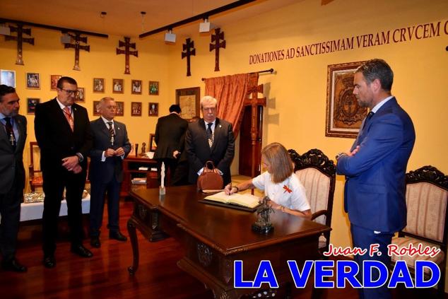 En la Torre Chacona, la Infanta Elena firmó en el libro de honor de la Cofradía y el hermano mayor, Luis Melgarejo, le hizo entrega de una réplica de la Cruz de Caravaca. Visitó las estancias del Museo de la Vera Cruz y subió hasta la Capilla de los Conjuros para ver la ciudad desde la zona más alta de la basílica. 