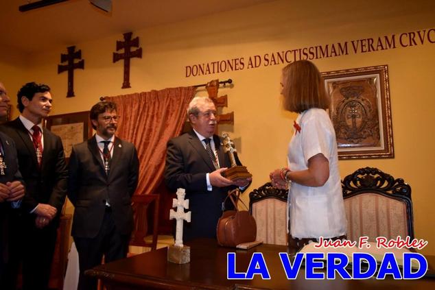 En la Torre Chacona, la Infanta Elena firmó en el libro de honor de la Cofradía y el hermano mayor, Luis Melgarejo, le hizo entrega de una réplica de la Cruz de Caravaca. Visitó las estancias del Museo de la Vera Cruz y subió hasta la Capilla de los Conjuros para ver la ciudad desde la zona más alta de la basílica. 