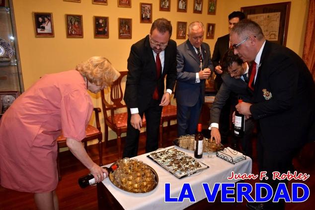 En la Torre Chacona, la Infanta Elena firmó en el libro de honor de la Cofradía y el hermano mayor, Luis Melgarejo, le hizo entrega de una réplica de la Cruz de Caravaca. Visitó las estancias del Museo de la Vera Cruz y subió hasta la Capilla de los Conjuros para ver la ciudad desde la zona más alta de la basílica. 