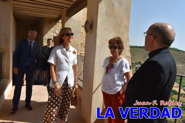 En la Torre Chacona, la Infanta Elena firmó en el libro de honor de la Cofradía y el hermano mayor, Luis Melgarejo, le hizo entrega de una réplica de la Cruz de Caravaca. Visitó las estancias del Museo de la Vera Cruz y subió hasta la Capilla de los Conjuros para ver la ciudad desde la zona más alta de la basílica. 