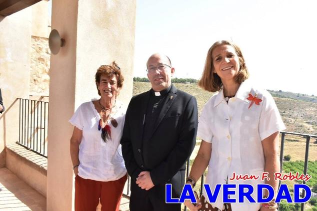 En la Torre Chacona, la Infanta Elena firmó en el libro de honor de la Cofradía y el hermano mayor, Luis Melgarejo, le hizo entrega de una réplica de la Cruz de Caravaca. Visitó las estancias del Museo de la Vera Cruz y subió hasta la Capilla de los Conjuros para ver la ciudad desde la zona más alta de la basílica. 