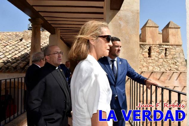 En la Torre Chacona, la Infanta Elena firmó en el libro de honor de la Cofradía y el hermano mayor, Luis Melgarejo, le hizo entrega de una réplica de la Cruz de Caravaca. Visitó las estancias del Museo de la Vera Cruz y subió hasta la Capilla de los Conjuros para ver la ciudad desde la zona más alta de la basílica. 
