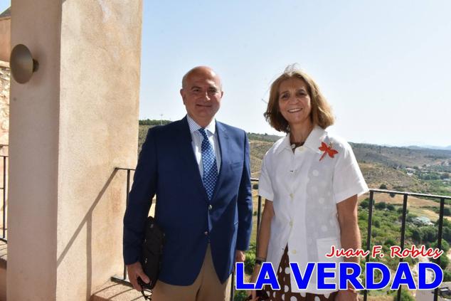 En la Torre Chacona, la Infanta Elena firmó en el libro de honor de la Cofradía y el hermano mayor, Luis Melgarejo, le hizo entrega de una réplica de la Cruz de Caravaca. Visitó las estancias del Museo de la Vera Cruz y subió hasta la Capilla de los Conjuros para ver la ciudad desde la zona más alta de la basílica. 