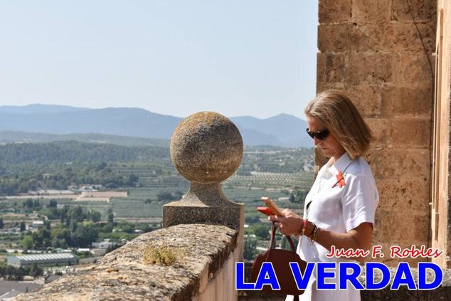 En la Torre Chacona, la Infanta Elena firmó en el libro de honor de la Cofradía y el hermano mayor, Luis Melgarejo, le hizo entrega de una réplica de la Cruz de Caravaca. Visitó las estancias del Museo de la Vera Cruz y subió hasta la Capilla de los Conjuros para ver la ciudad desde la zona más alta de la basílica. 