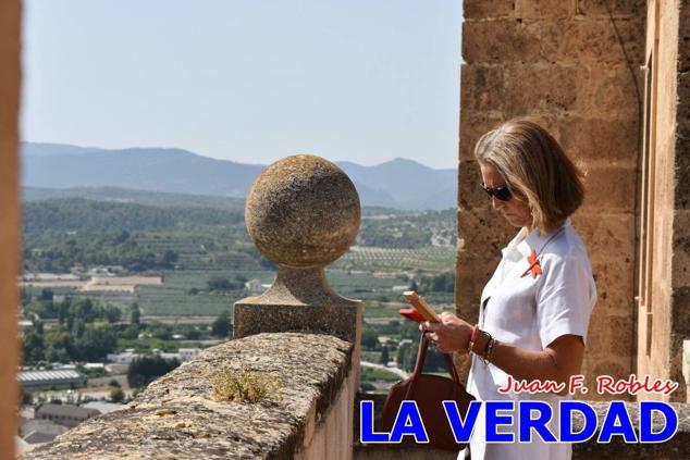 En la Torre Chacona, la Infanta Elena firmó en el libro de honor de la Cofradía y el hermano mayor, Luis Melgarejo, le hizo entrega de una réplica de la Cruz de Caravaca. Visitó las estancias del Museo de la Vera Cruz y subió hasta la Capilla de los Conjuros para ver la ciudad desde la zona más alta de la basílica. 