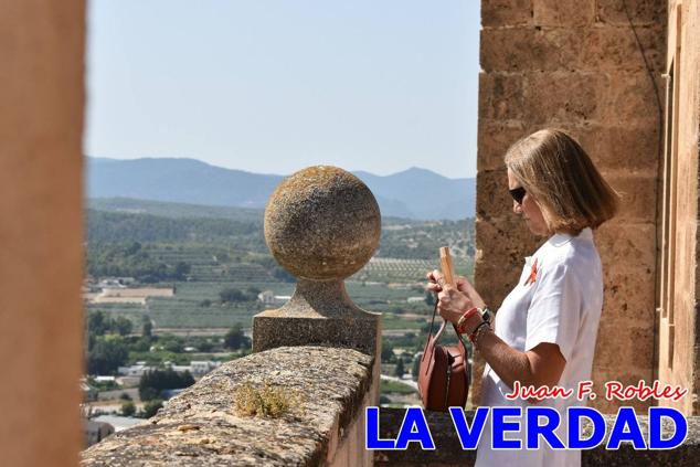 En la Torre Chacona, la Infanta Elena firmó en el libro de honor de la Cofradía y el hermano mayor, Luis Melgarejo, le hizo entrega de una réplica de la Cruz de Caravaca. Visitó las estancias del Museo de la Vera Cruz y subió hasta la Capilla de los Conjuros para ver la ciudad desde la zona más alta de la basílica. 