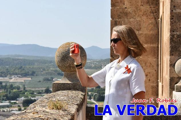 En la Torre Chacona, la Infanta Elena firmó en el libro de honor de la Cofradía y el hermano mayor, Luis Melgarejo, le hizo entrega de una réplica de la Cruz de Caravaca. Visitó las estancias del Museo de la Vera Cruz y subió hasta la Capilla de los Conjuros para ver la ciudad desde la zona más alta de la basílica. 