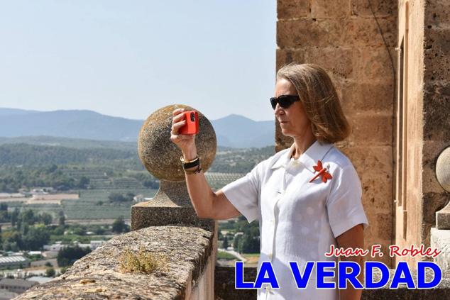 En la Torre Chacona, la Infanta Elena firmó en el libro de honor de la Cofradía y el hermano mayor, Luis Melgarejo, le hizo entrega de una réplica de la Cruz de Caravaca. Visitó las estancias del Museo de la Vera Cruz y subió hasta la Capilla de los Conjuros para ver la ciudad desde la zona más alta de la basílica. 