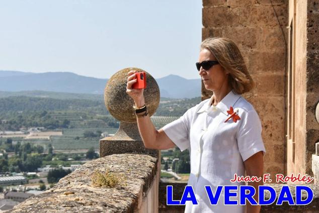 En la Torre Chacona, la Infanta Elena firmó en el libro de honor de la Cofradía y el hermano mayor, Luis Melgarejo, le hizo entrega de una réplica de la Cruz de Caravaca. Visitó las estancias del Museo de la Vera Cruz y subió hasta la Capilla de los Conjuros para ver la ciudad desde la zona más alta de la basílica. 