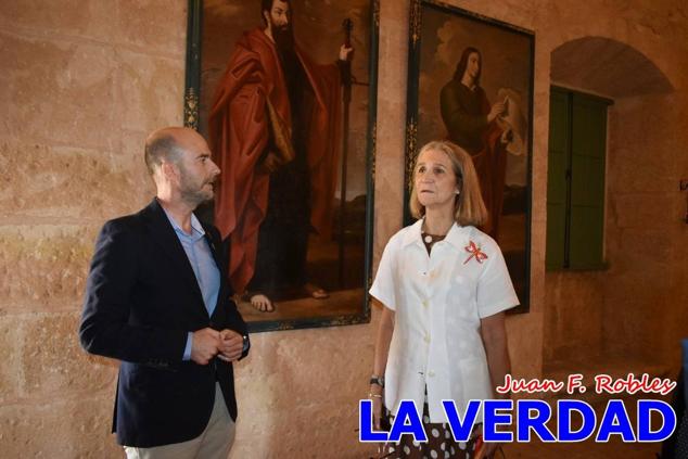 En la Torre Chacona, la Infanta Elena firmó en el libro de honor de la Cofradía y el hermano mayor, Luis Melgarejo, le hizo entrega de una réplica de la Cruz de Caravaca. Visitó las estancias del Museo de la Vera Cruz y subió hasta la Capilla de los Conjuros para ver la ciudad desde la zona más alta de la basílica. 